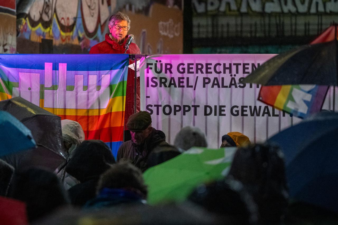 L'ancienne conseillère fédérale Ruth Dreifuss a pris la parole lors d'une manifestation en faveur d'un cessé le feu en Palestine. [Keystone - Marcel Bieri]