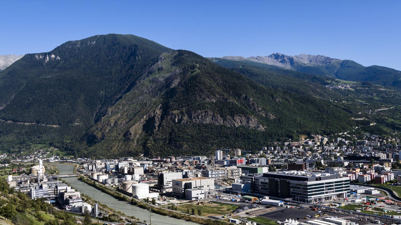 Une vue générale Viège et du site de la Lonza en Valais. [KEYSTONE - Jean-Christophe Bott]