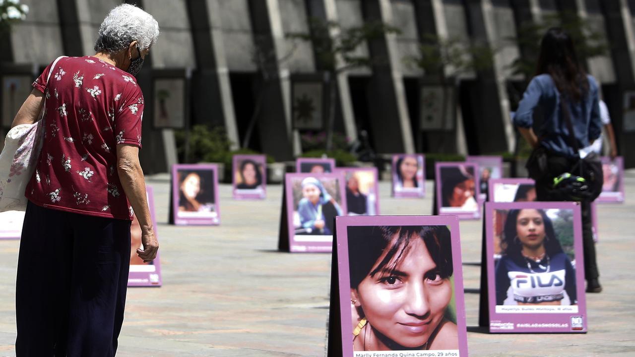 Portraits de femmes assassinées en Colombie. [Keystone - EPA/Luis Eduardo Noriega A]