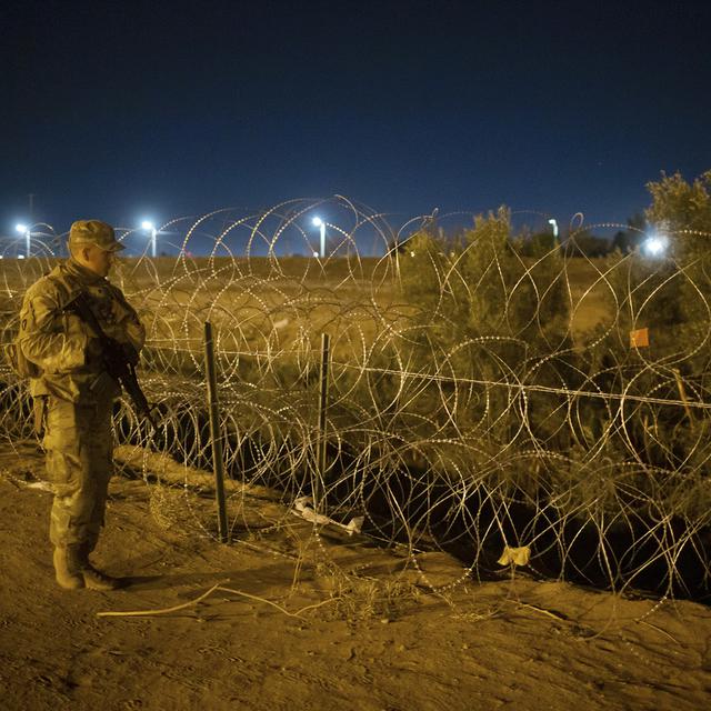 Jeudi 11 mai: un soldat de la Garde nationale du Texas inspecte les barbelés le long du Rio Grande près d'un rassemblement de migrants qui attendent à une porte de la clôture frontalière à El Paso, au Texas. Les migrants se sont précipités à la frontière quelques heures avant l'expiration des restrictions à l'asile liées à la pandémie, craignant que les nouvelles politiques ne rendent l'entrée aux États-Unis beaucoup plus difficile. [Keystone - AP Photo/Andres Leighton]