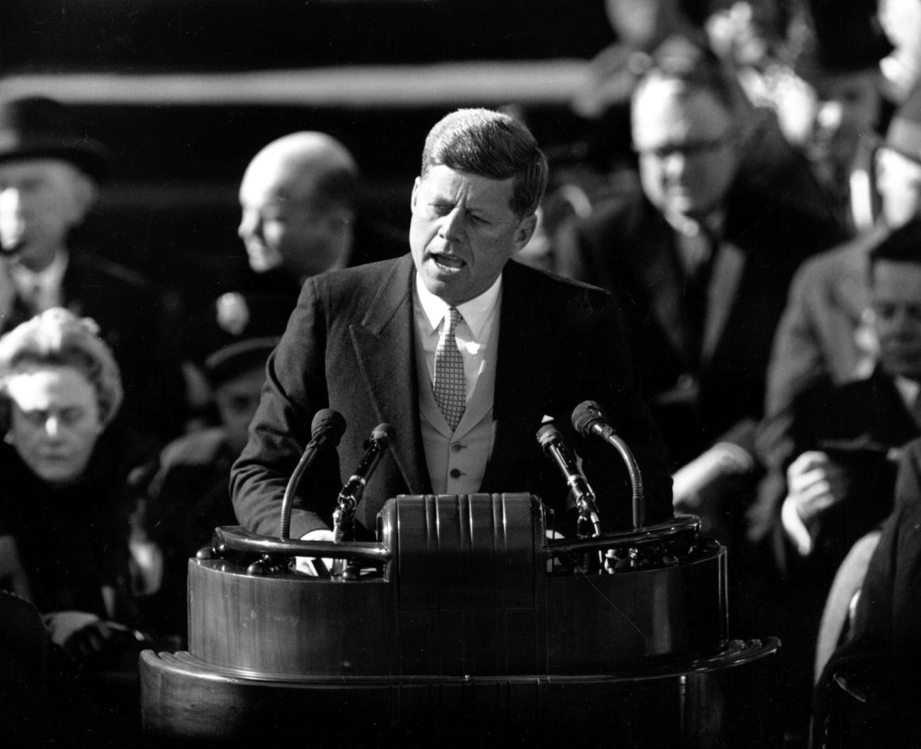 Le président John F. Kennedy prononce son discours inaugural après avoir prêté serment, le 20 janvier 1961. [Keystone - Le président John F. Kennedy prononce son discours inaugural après avoir prêté serment, le 20 janvier 1961.]
