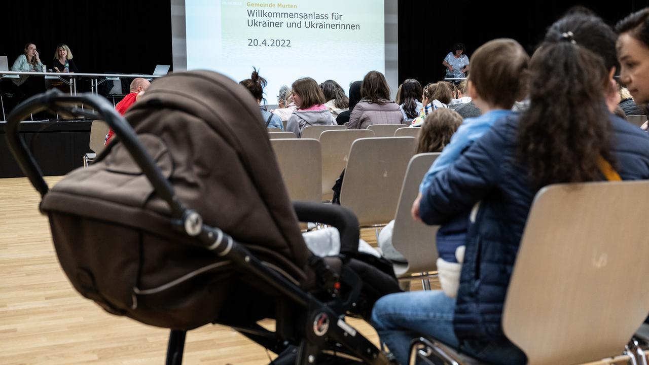Une séance d'accueil des réfugiés ukrainiens à Morat dans le canton de Fribourg, le 20 avril 2022. [KEYSTONE - Peter Schneider]