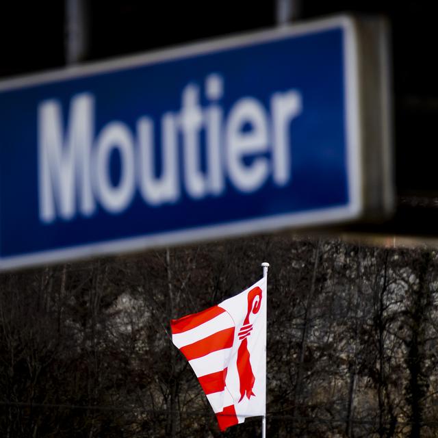 Les futurs apprentis et élèves de Moutier (BE) pourront choisir librement leur lieu de formation postobligatoire lors de la prochaine rentrée scolaire. [Keystone - Jean-Christophe Bott]