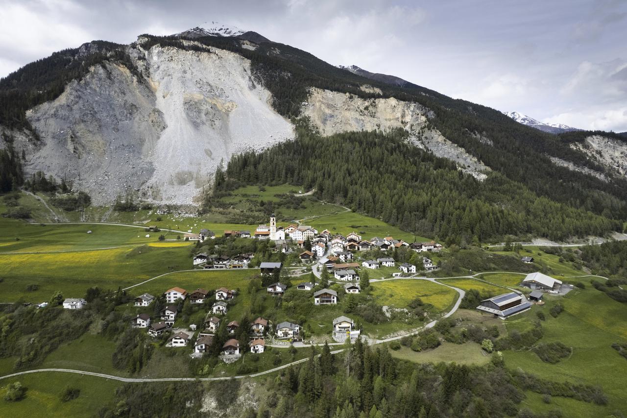 La montagne menace de s'effondrer dans les jours à venir et d'engloutir le village de Brienz. [Keystone via AP - Gian Ehrenzeller]