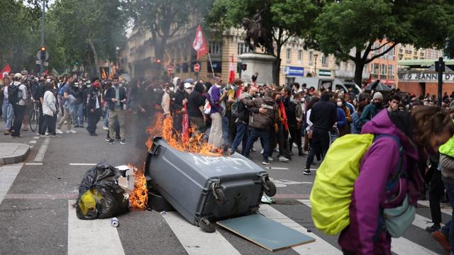 En France, les contestataires de la réforme des retraites profitent de la fête du travail du Premier mai pour se faire entendre. [afp - CharlY Triballeau]