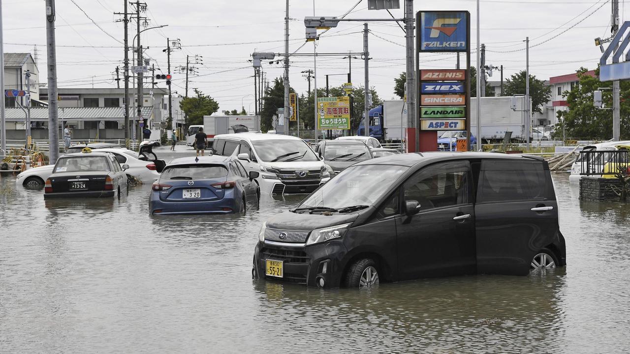 Les pluies torrentielles qui se sont abattues sur le Japon ont fait un mort, deux disparus et une trentaine de blessés. [Keystone - Kyodo News via AP]