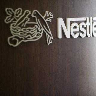 Le logo de Nestlé lors d'une conférence de presse à Vevey. [Keystone - Laurent Gillieron]