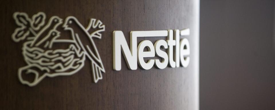 Le logo de Nestlé lors d'une conférence de presse à Vevey. [Keystone - Laurent Gillieron]