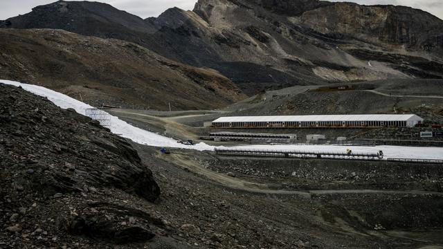 Des dameuses preparent la piste de ski "Gran Becca" et la zone d'arrivée le 18 octobre pour la première édition. [Jean-Christophe Bott]