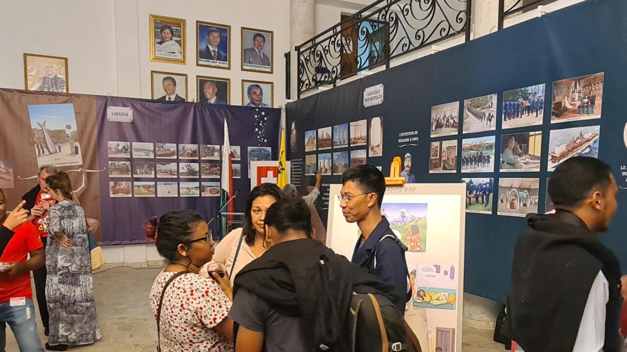 Exposition des oeuvres détournées de Plonk & Replonk en collaboration avec des dessinateurs malgache dans la mairie d'Antananarivo. [RFI - Sarah Tétaud]