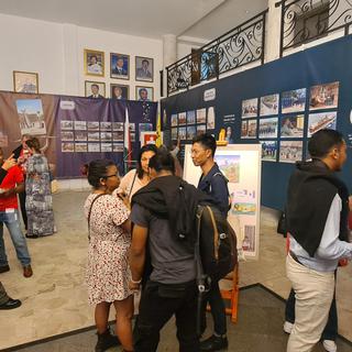 Exposition des oeuvres détournées de Plonk & Replonk en collaboration avec des dessinateurs malgache dans la mairie d'Antananarivo. [RFI - Sarah Tétaud]