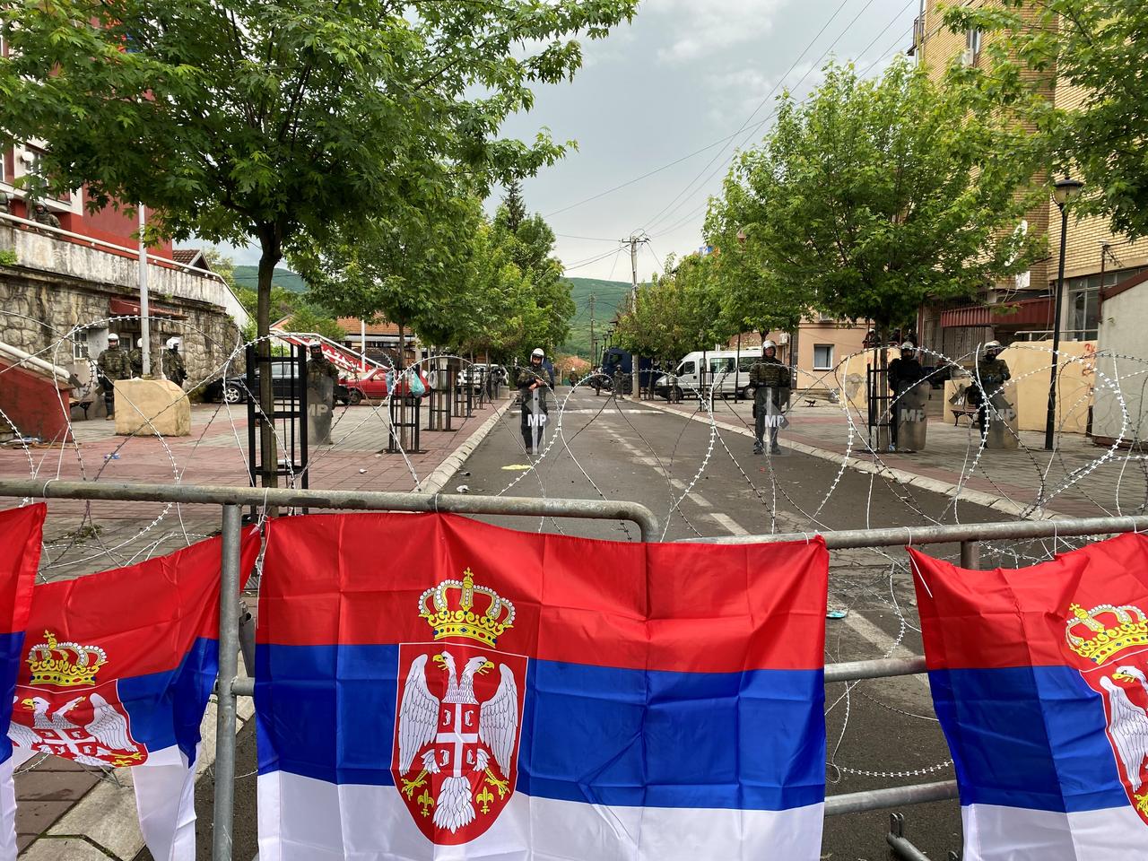 Le bâtiment de la municipalité serbe de Zvečan, au nord du Kosovo, protégé par la KFOR. [RTS - Alexandre Habay]