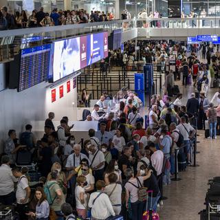 Selon Genève Aéroport, un peu plus de trois millions de passagers vont passer par Genève en juillet et en août. [Keystone - Martial Trezzini]