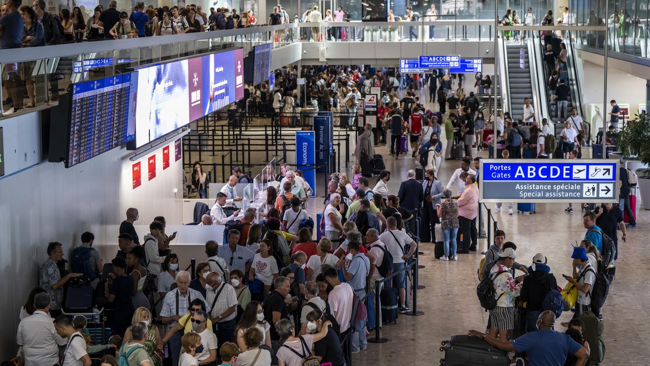 Selon Genève Aéroport, un peu plus de trois millions de passagers vont passer par Genève en juillet et en août. [Keystone - Martial Trezzini]