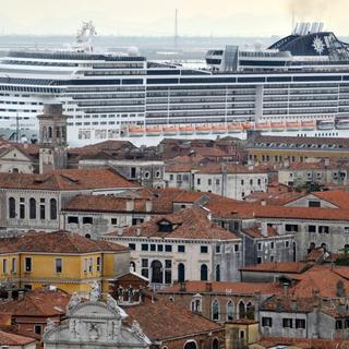 Des villes comme Venise interdisent l'accès aux bateaux de croisière (image d'illustration). [Keystone/EPA - Andrea Merola]
