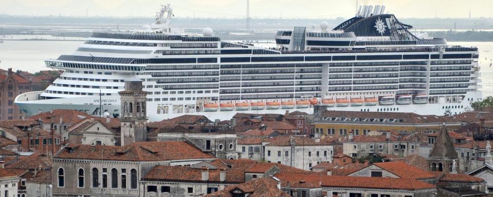 Des villes comme Venise interdisent l'accès aux bateaux de croisière (image d'illustration). [Keystone/EPA - Andrea Merola]