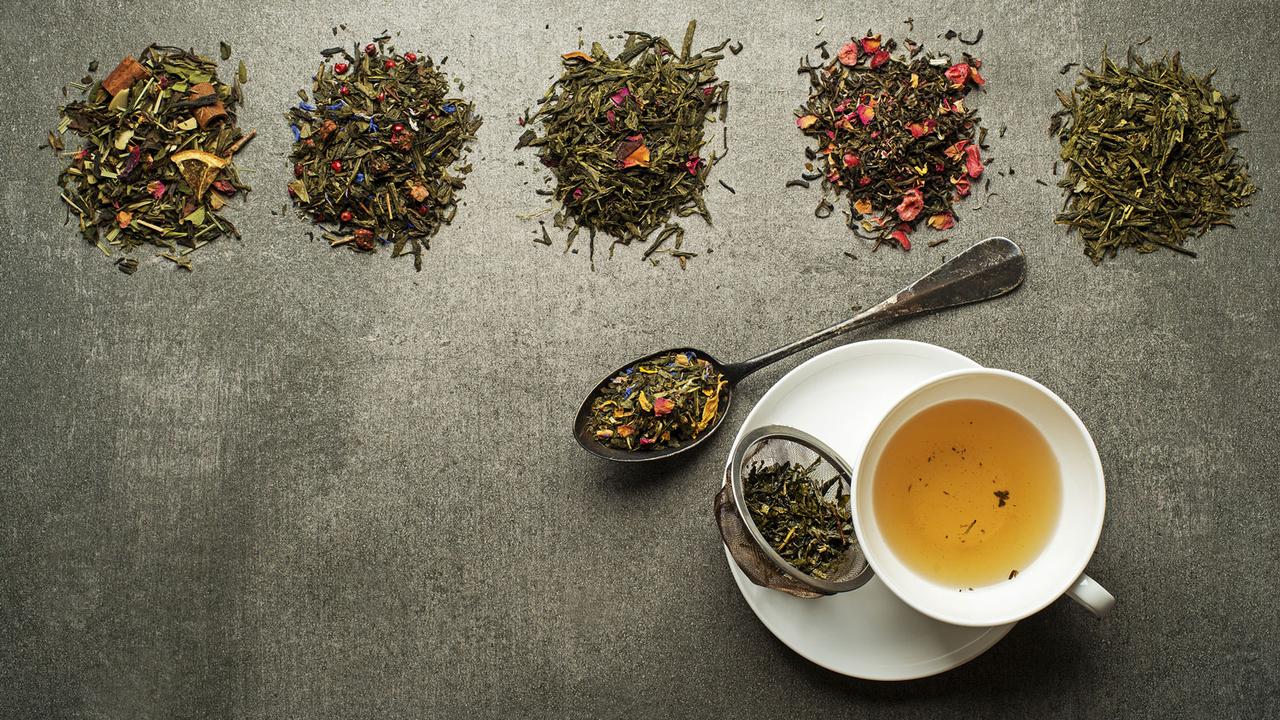Gros plan sur une tasse de Rooibos posée à côté de quatre types de thés différents. [Depositphotos - photodesign]