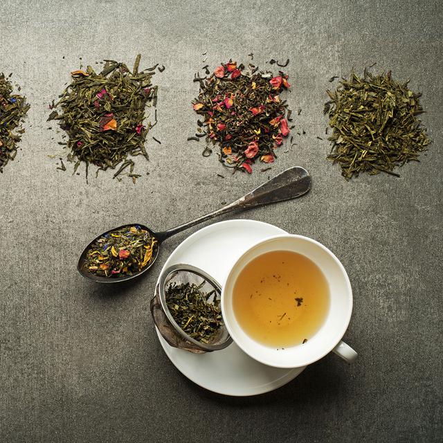Gros plan sur une tasse de Rooibos posée à côté de quatre types de thés différents. [Depositphotos - photodesign]