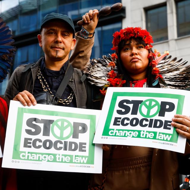 Des militantes indigènes et brésiliennes se battant pour que l'écocide soit reconnu comme un crime international par le droit pénal européen lors d'un sommet à Bruxelles en 2022. [Keystone/EPA - Stéphanie Lecocq]