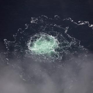 Une photo des gardes-côtes suédois fait état d'une fuite de gaz du gazoduc Nord Stream 2 dans la Mer Baltique. [Keystone/EPA - Gardes-côtes suédois]