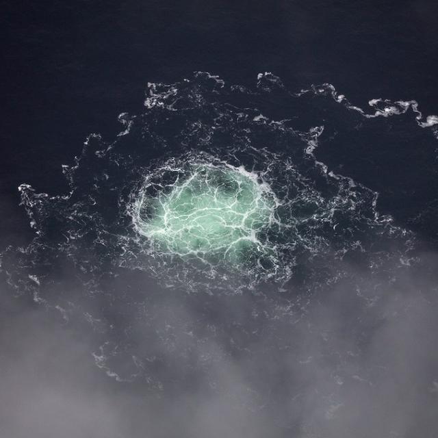 Une photo des gardes-côtes suédois fait état d'une fuite de gaz du gazoduc Nord Stream 2 dans la Mer Baltique. [Keystone/EPA - Gardes-côtes suédois]