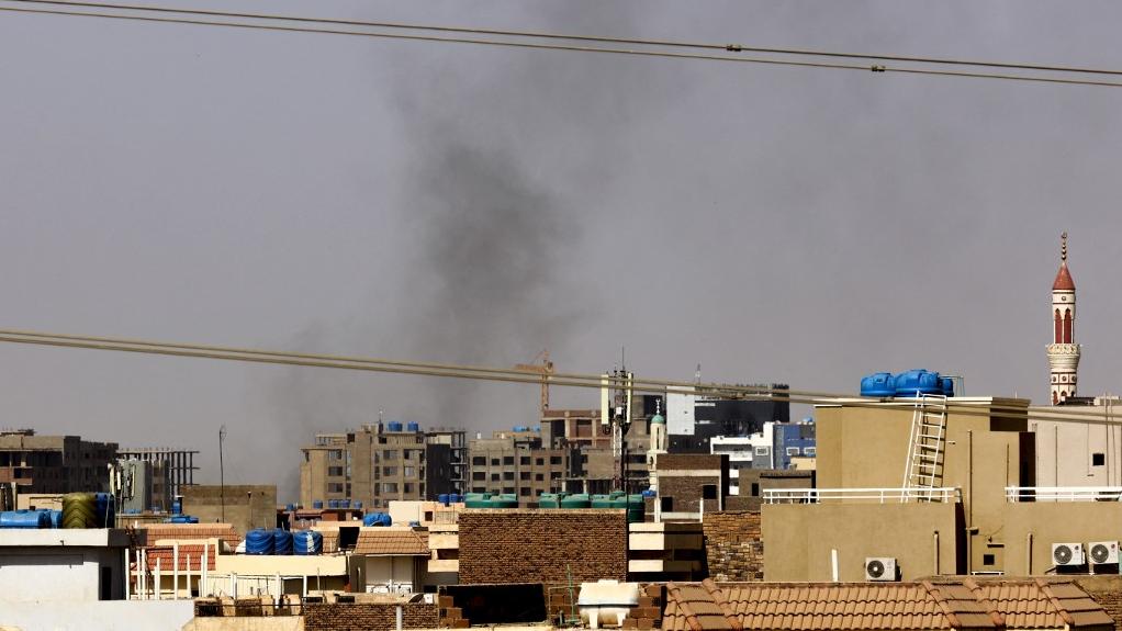 Des volutes de fumée s'élèvent au-dessus des immeubles résidentiels de l'est de Khartoum, le 22 avril 2023, pendant les combats qui opposent les forces de deux généraux rivaux. [AFP]