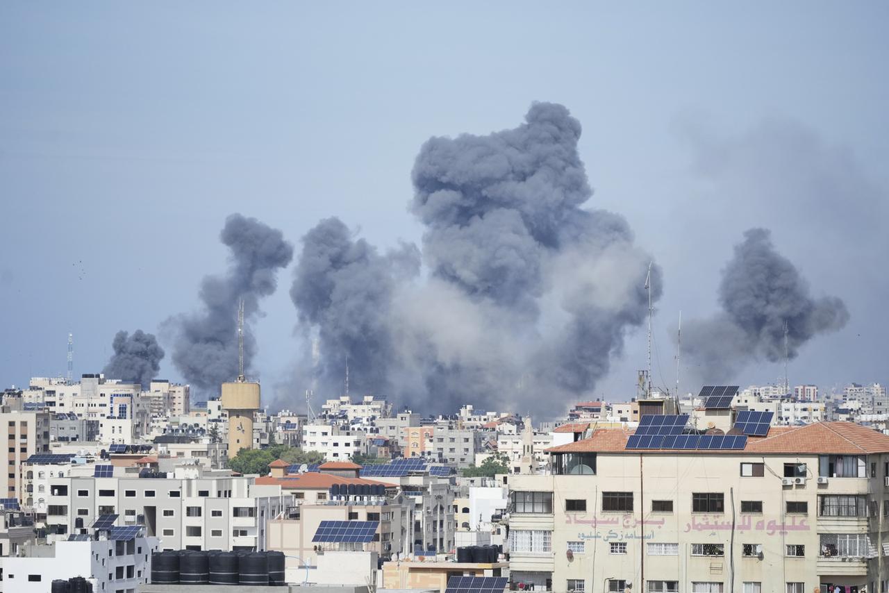 De la fumée s'élève après une explosion causée par une frappe aérienne israélienne dans la bande de Gaza, samedi 7 octobre 2023. [Keystone - AP Photo/Hatem Moussa]