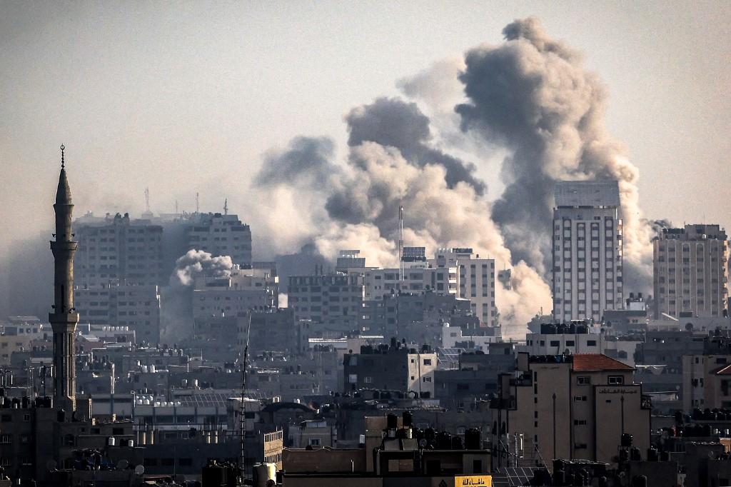 Dans la nuit de mercredi à jeudi, l'armée israélienne a continué de bombarder Gaza qui vit désormais sans eau, sans gaz et sans électricité.  [afp - IBRAHIM HAMS]