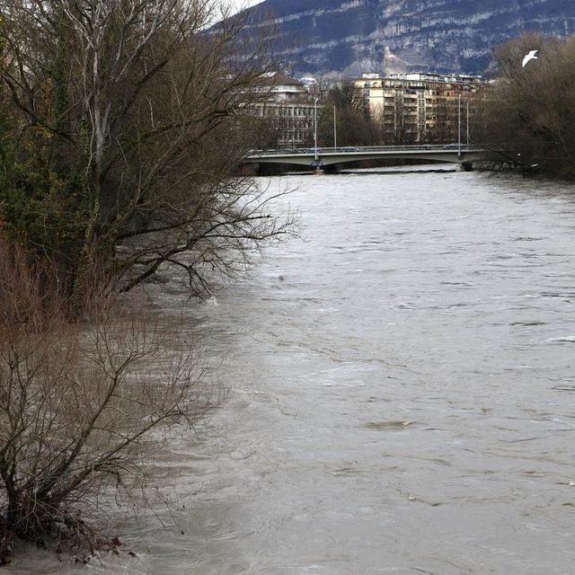 A Genève, l'Arve fait face à une situation de crue importante, en raison des intempéries. [Keystone]