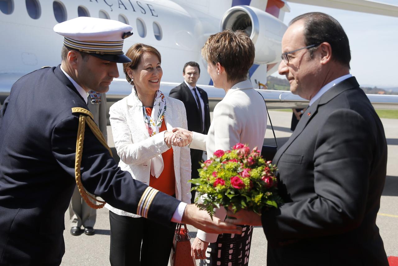 Ségolène Royal a été plusieurs fois ministre. Son dernier poste, à l'Ecologie entre 2014 et 2017, remonte au gouvernement Hollande. Sur cette image, elle serre la main de la présidente de la Confédération Simonetta Sommaruga, sur le tarmac de l'aéroport de Berne-Belp, le 15 avril 2015. [Keystone - Peter Klaunzer]