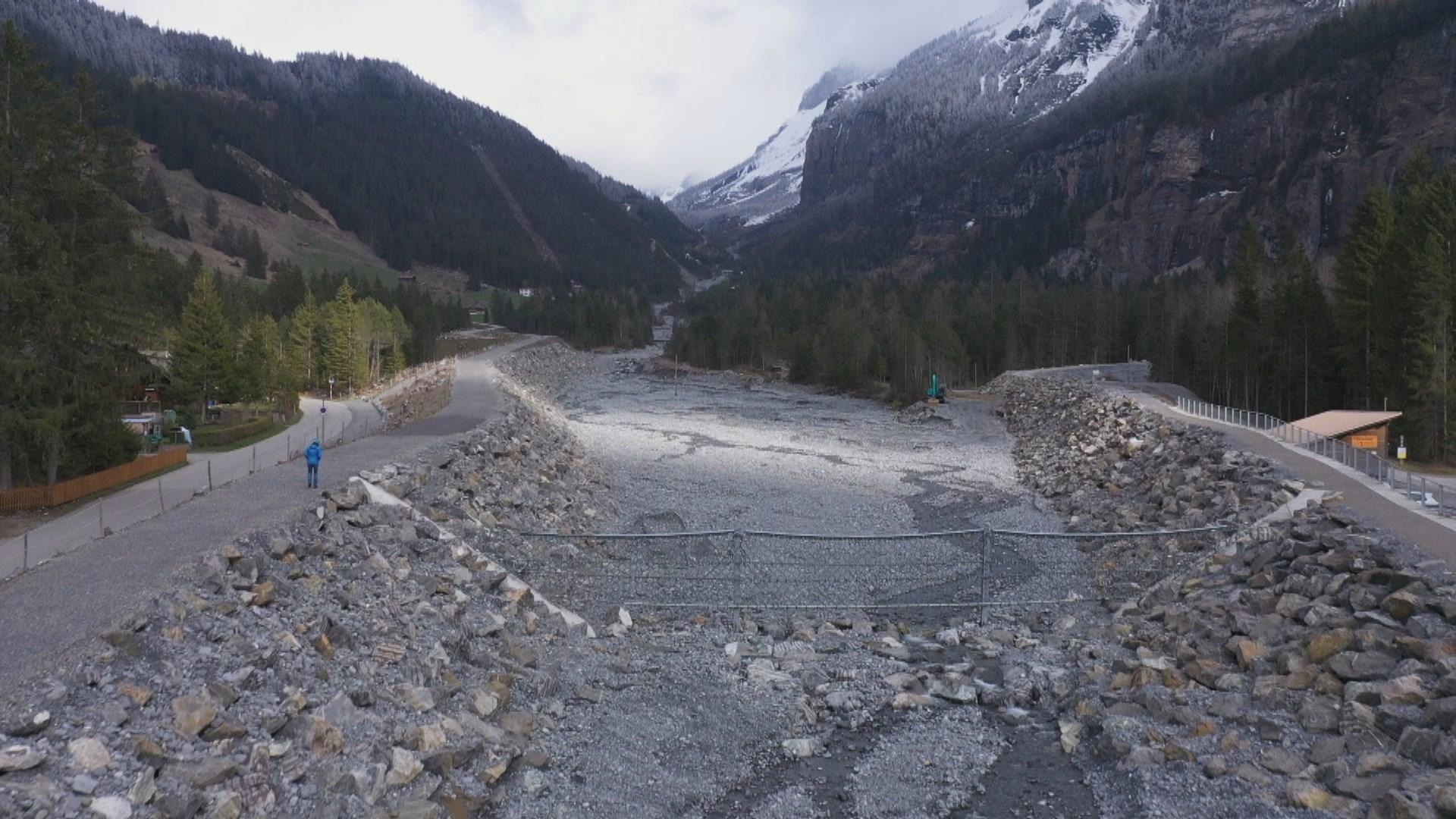 A Kandersteg, on a érigé des digues en prévision de catastrophes naturelles. [RTS]