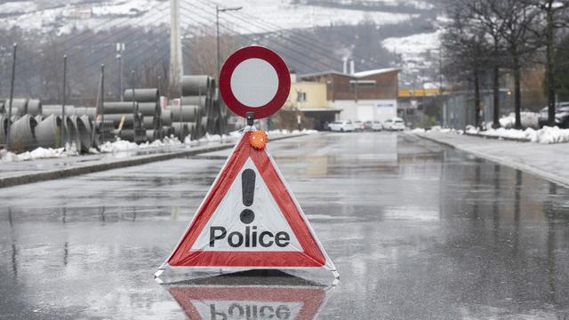 A Sion, un tireur de 36 ans a tué une jeune femme devant chez elle avant de se rendre dans une entreprise où il avait travaillé, abattant un autre homme et blessant par balle une collaboratrice. [Keystone - Louis Dasselborne]