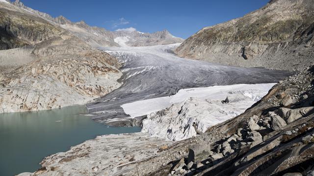 Le lac formé au pied du glacier du Rhône, en Valais, en octobre 2018. [Keystone - Jean-Christophe Bott]