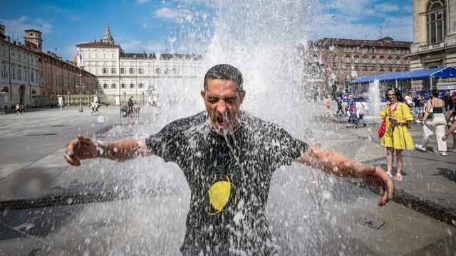 Déferlement de vagues de chaleur à travers le monde. [Keystone - Tino Romano]