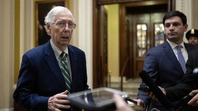 Le chef des républicains au Sénat américain Mitch McConnell s'adresse à la presse après avoir voté la résolution permanente adoptée par la Chambre des représentants plus tôt dans la journée. [afp - ANDREW CABALLERO-REYNOLDS]