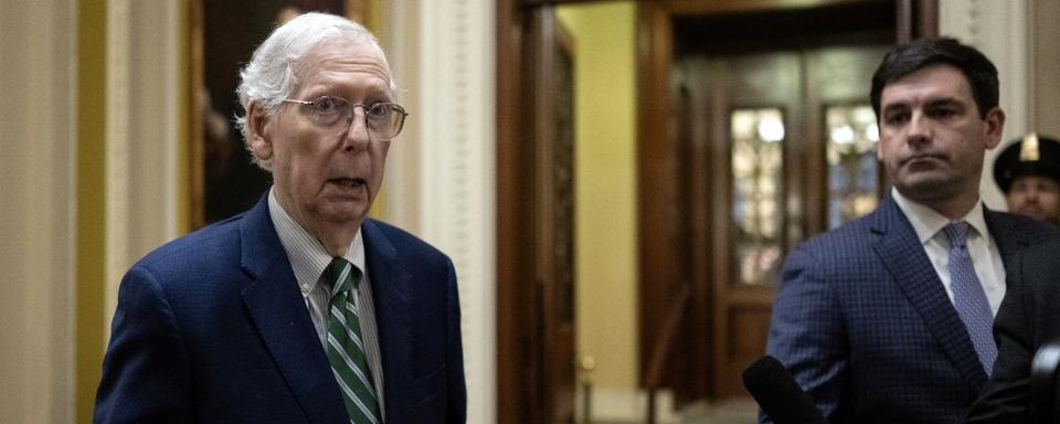 Le chef des républicains au Sénat américain Mitch McConnell s'adresse à la presse après avoir voté la résolution permanente adoptée par la Chambre des représentants plus tôt dans la journée. [afp - ANDREW CABALLERO-REYNOLDS]