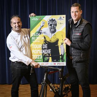 Richard Chassot, directeur du Tour de Romandie, présente l'affiche de l'édition 2023 en compagnie de Gregory Devaud. [KEYSTONE - Gabriel Monnet]