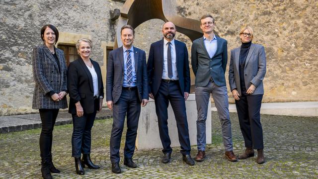 Le nouveau Conseil d'Etat neuchâtelois pose dans la cour du château avec depuis la gauche, Crystel Graf, Florence Nater, Alain Ribaux, Laurent Favre, Frédéric Mairy et la chancelière Séverine Despland lors de l'élection complémentaire au Conseil d'Etat du canton de Neuchâtel, le 26 novembre 2023. [KEYSTONE - JEAN-CHRISTOPHE BOTT]