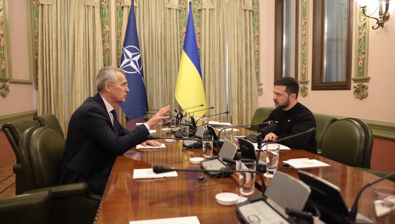 Le secrétaire général de l'Otan Jens Stoltenberg est à Kiev jeudi où il a rencontré le président de l'Ukraine. [Keystone - otan]