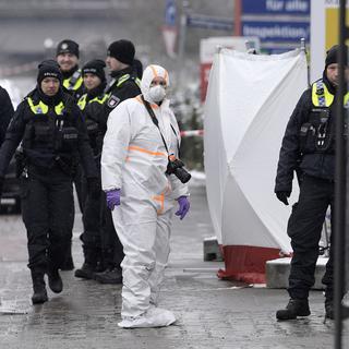 L'enquête se poursuit sur les lieux de la fusillade à Hambourg. [Keystone - Markus Schreiber]