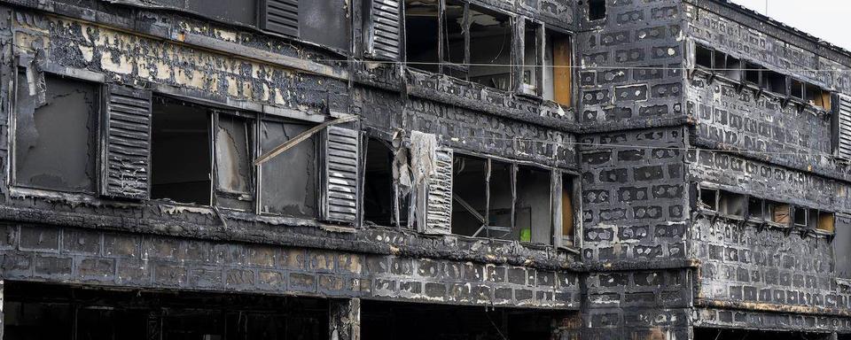 Une vue de la façade de l'école des Ranches à Vernier (GE) détruite par les flammes. [Keystone]