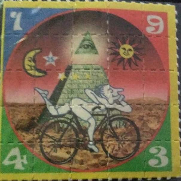 Un papier buvard imbibé de LSD, divisable en 25 unités, commémorant le "Bicycle Day" de 1943. [Wikimedia/CC 4.0 - DarkGreyCat]