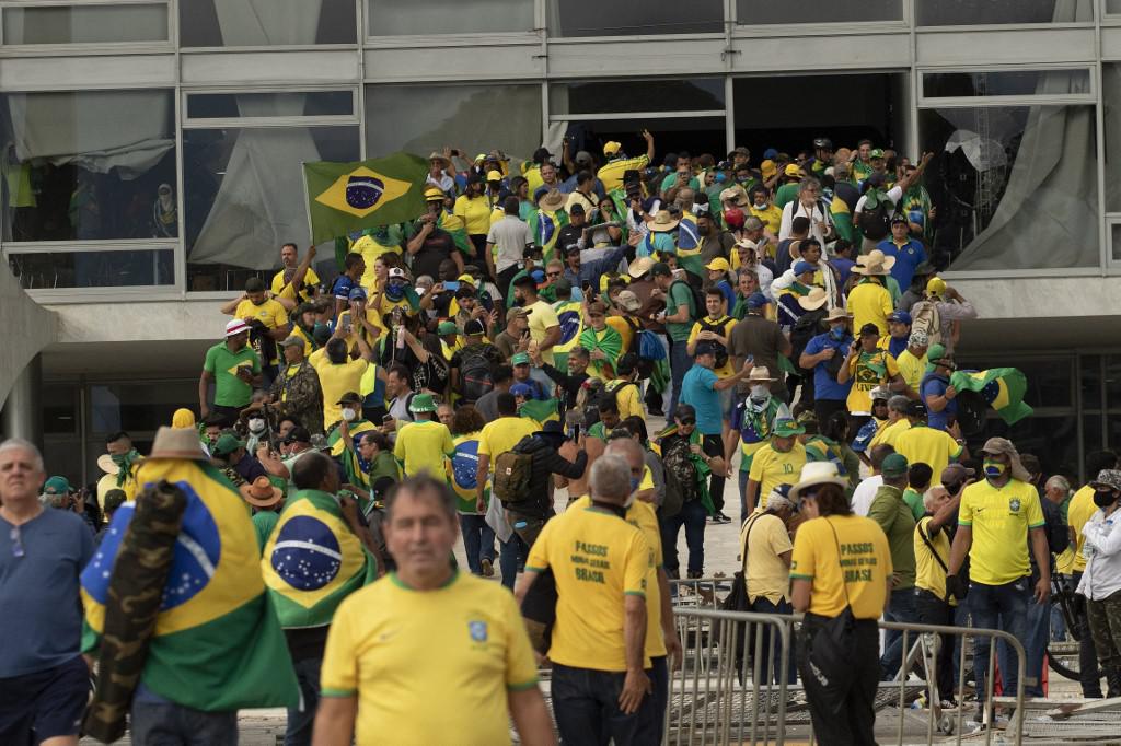 Invasion du Congrès national au Brésil par les supporters de Jair Bosonaro. [AFP - Joedson Alves / Anadolu Agency]