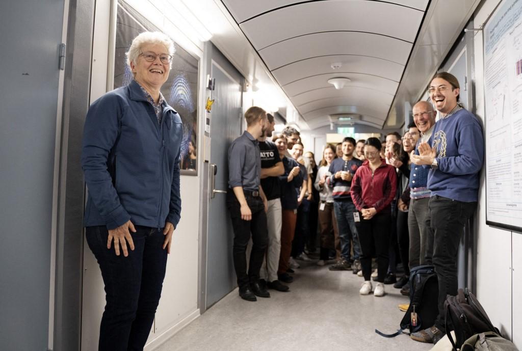 Anne L'Huillier, colauréate du Prix Nobel de physique 2023, rencontre les journalistes avec ses étudiantes et étudiants à l'Université de Lund, en Suède, le 3 octobre 2023. [TT News Agency via AFP - Ola Torkelsson]