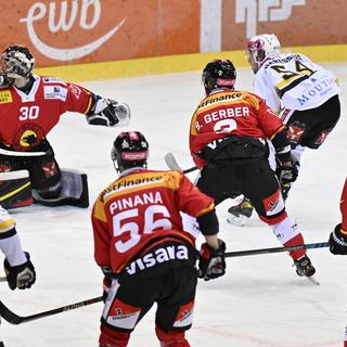 Lilian Garessus d'Ajoie marque le but du 1-1 dans le match de qualification de hockey sur glace de la National League entre le SC Berne et le HC Ajoje, samedi 25 février 2023, à Berne. [Keystone - Peter Schneider]