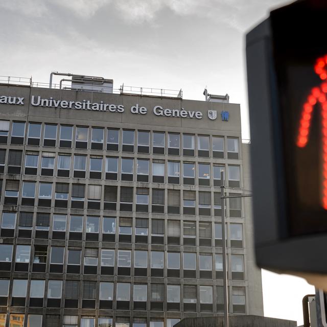 Un feu rouge à côté des Hôpitaux universitaires de Genève (HUG). [AFP - Fabrice Coffrini]