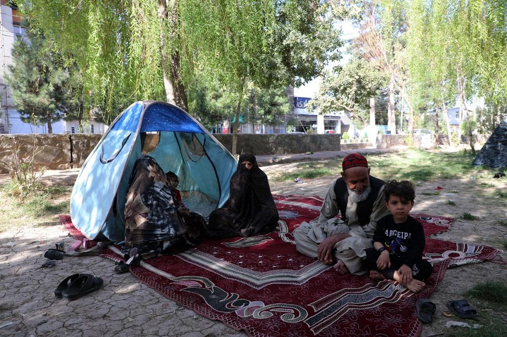 Le séisme du 7 octobre a poussé de nombreux Afghans à dormir dans la rue par crainte d'autres secousses. [AFP - Sayed Khodaiberdi Sadat/Anadolu]