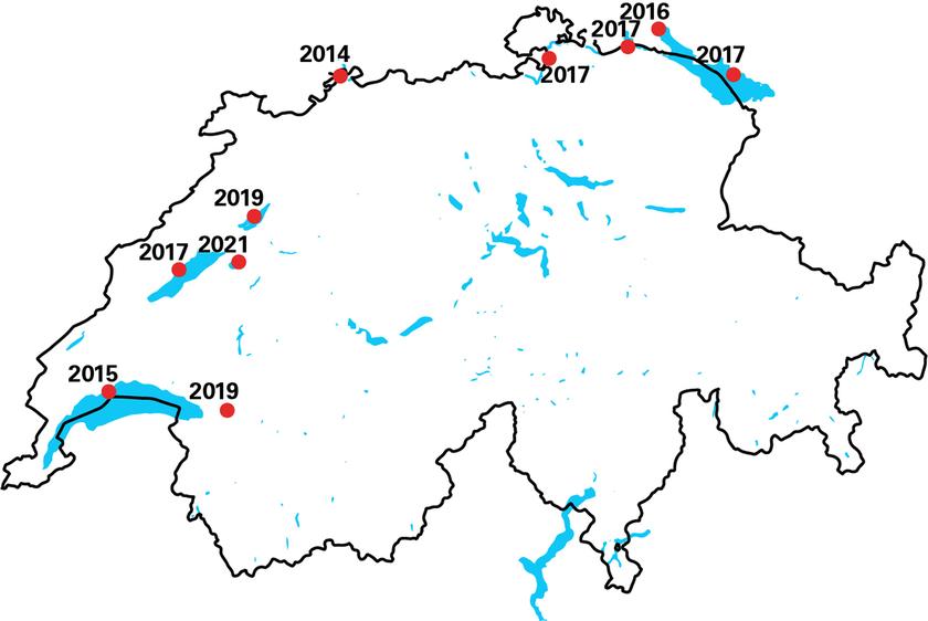 Les points rouges indiquent la dispersion actuelle de la moule quagga dans les lacs suisses; la date correspond à la première découverte du mollusque. La première observation a été faite en 2014 dans un échantillon d'ADN environnemental du Rhin à Bâle. [EAWAG - REABIC]