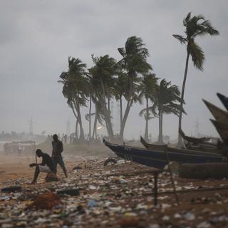 La population de la Côte d'Ivoire craint la montée des eaux de l'Océan Atlantique, car l'érosion des côtes s'accélère et menace plus d'un tiers des 500kms de littoral du pays. [Keystone/EPA - Legnan Koula]