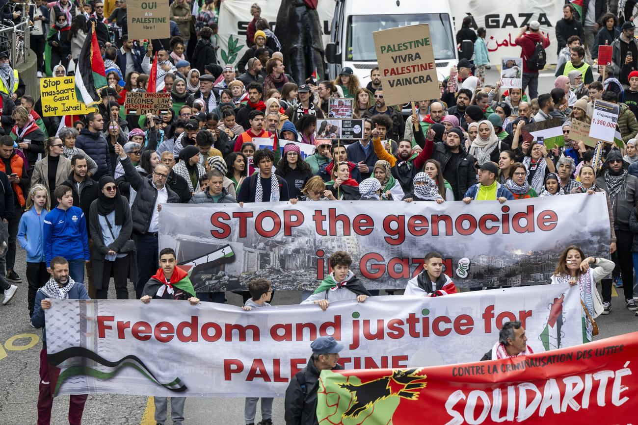 Des manifestants pro-Palestiniens réunis à Genève le 28 octobre 2023. [Keystone - Martial Trezzini]